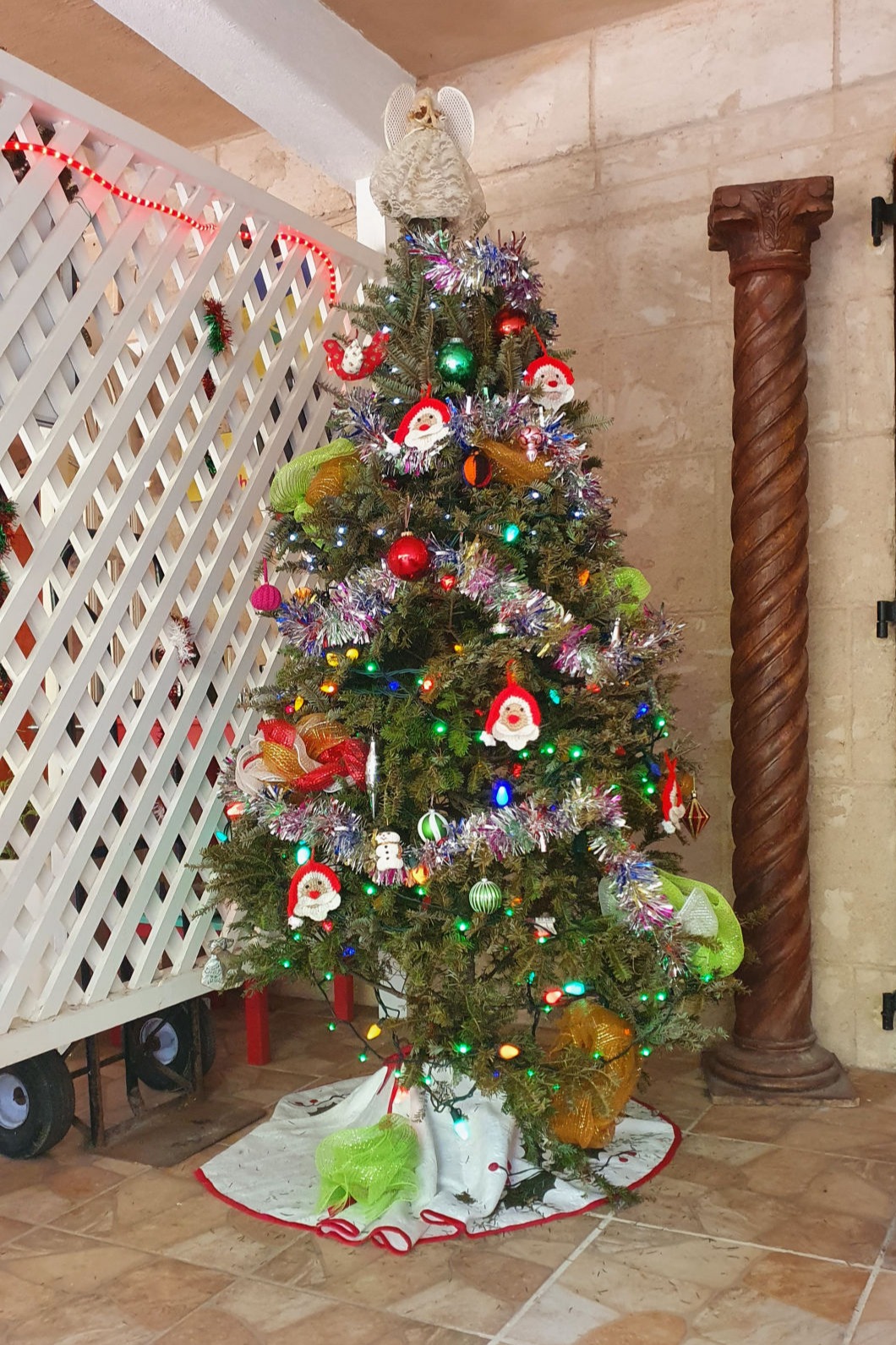 Weihnachtsbaum vor Agentur