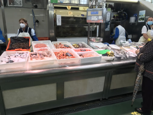 Fischstand in der Markthalle