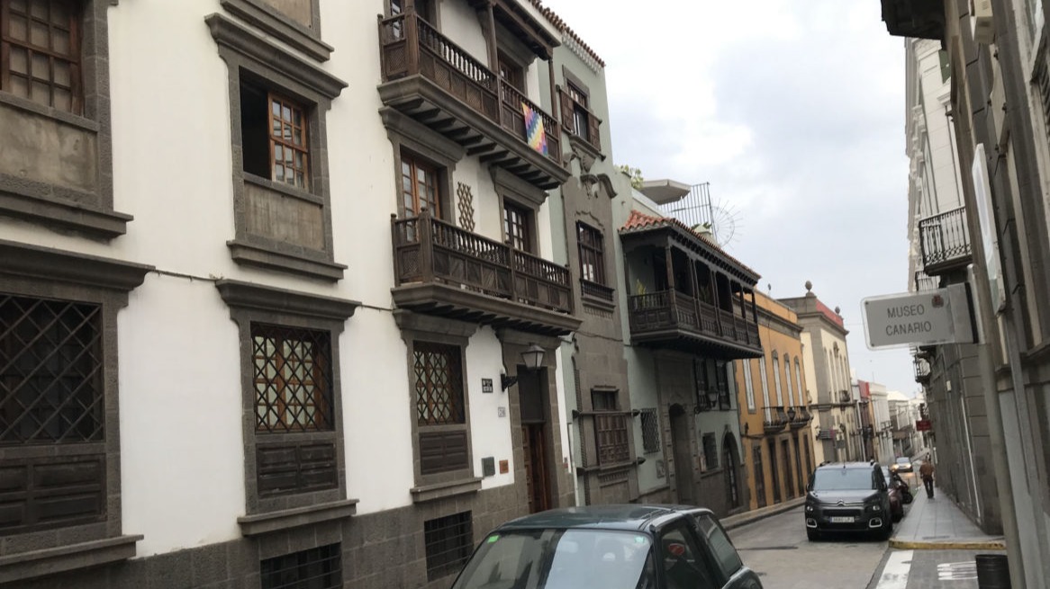 Straßenzug mit schönen Altbauten und den typischen Balkonen