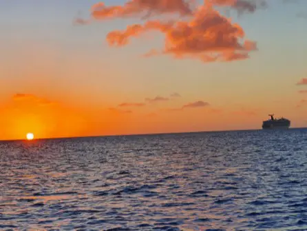Sonnenuntergang mit Cruise Ship