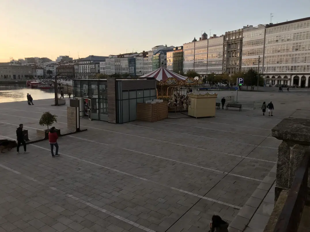 Wasserfront von A Coruña mit Karussell
